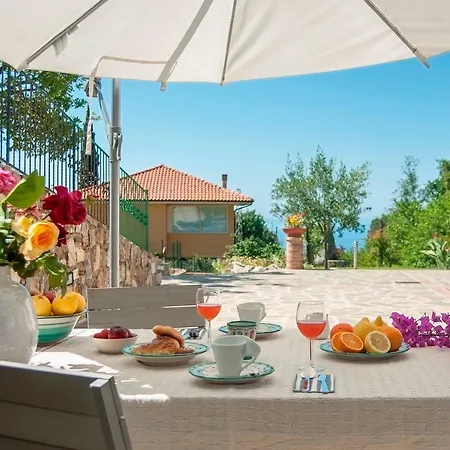 ベッド・アンド・ブレックファスト Incanto Di Luna 3*